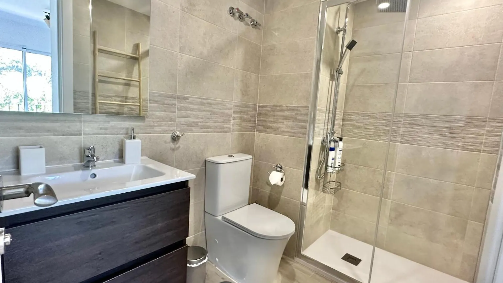 New Beachside Apartment Sitio de Calahonda